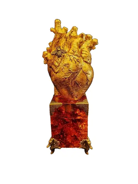 Foto de um(a) Escultura Coração, Peça Única, Anos 2000, da categoria de Escultura. Escultura coração: em resina folhada a ouro e envelhecida, detalhe da abelha em latão oxidado, base em acrílico âmbar com... Vendido no marketplace Trésors.