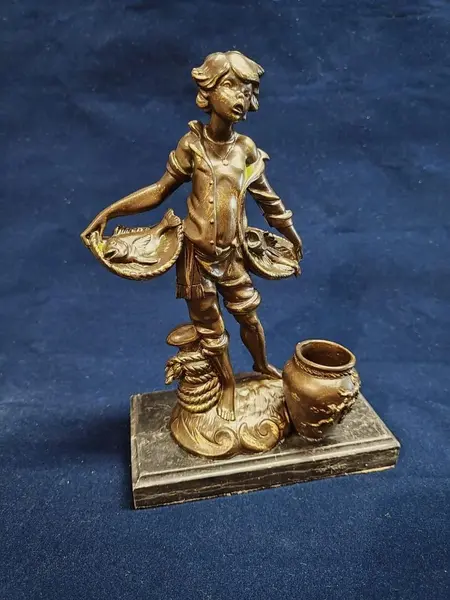 Foto de um(a) Escultura Pescador em Resina Italiana, Peça Única, da categoria de Escultura. Escultura pescador em resina italiana com pátina bronze oxidado, base em granito preto. A: 22,5 cm L: 13 cm P: 4,5 cm Base:... Mostrado de uma perspectiva diferente. Vendido no marketplace Trésors.