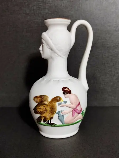 Foto de um(a) Ânfora Grega Biscuit, Origem Grega, Década de 1970, da categoria de Vasos. Ânfora grega de biscuit em relevo e gargalo com imagem de uma grega. Bojo com policromia em relevo de um servo dando água a... Mostrado de uma perspectiva diferente. Vendido no marketplace Trésors.