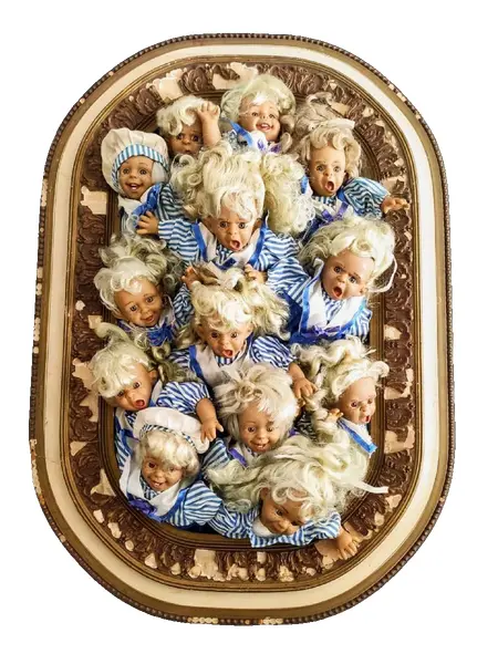 Foto de um(a) Gloobee Dolls anos 90, da categoria de Bonecas. Bonecas caretinha gloobee dolls, em vinil com corpo de tecido revestido com fibra e cabelos de fibra sintética, tendo como... Vendido no marketplace Trésors.
