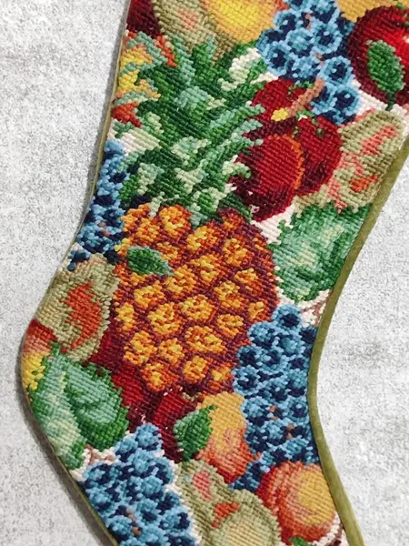 Foto de um(a) Bota Natalina em Ponto de Cruz e Veludo Italiano, Década de 2000, da categoria de Outros objetos decorativos. Bota natalina feita em ponto de cruz, com frutas tropicais. Parte de trás em veludo italiano verde, década de 2000. A: 36 cm... Mostrado de uma perspectiva diferente. Vendido no marketplace Trésors.