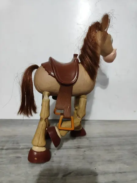 Foto de um(a) Mini Bullseye Toy Story. Anos 2000, da categoria de Figuras de ação. Mini bullseye do filme toy story, cavalo do personagem jessie - articulado e divertido, década de 2000. 25cm de altura 6cm... Mostrado de uma perspectiva diferente. Vendido no marketplace Trésors.