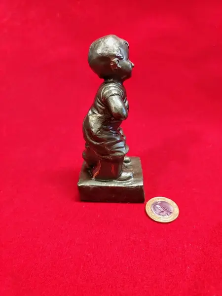 Foto de um(a) Pequena Escultura Menino em Antimônio, Década de 1940, da categoria de Escultura. Pequena escultura de mesa em antimônio com pátina bronze, decada de 1940. A: 13,5 cm L: 6 cm P: 4 cm Base: 5,8 x 5 cm Peso:... Mostrado de uma perspectiva diferente. Vendido no marketplace Trésors.