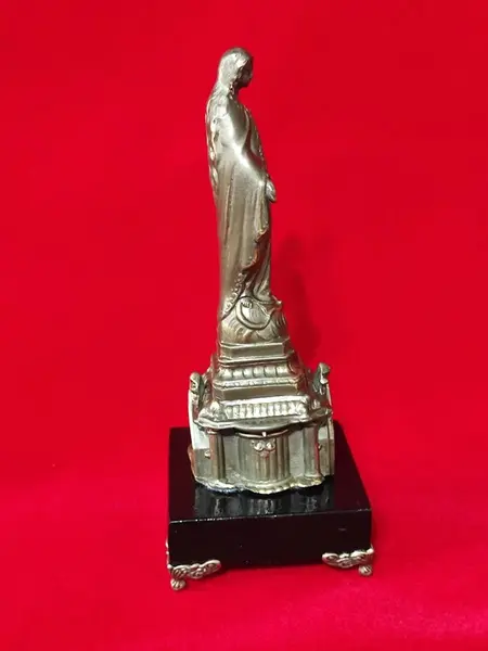 Foto de um(a) Imagem Nossa Senhora Das Graças, Feito Na Alemanha, Década de 1930, da categoria de Objetos religiosos e espirituais. Imagem da nossa senhora das graças em antimônio com pátina bronze, base em madeira ebanizada e pezinhos em latão. Feito na... Mostrado de uma perspectiva diferente. Vendido no marketplace Trésors.