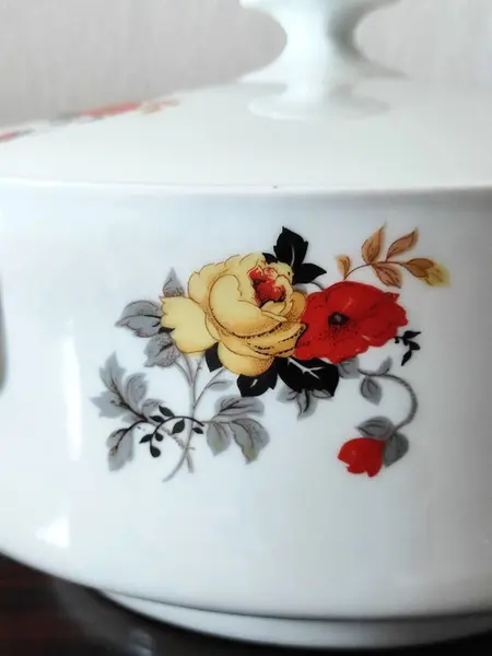 Foto de um(a) Sopeira Porcelana Branca Brasileira Srs, Década de 1970, da categoria de Terrinas de sopa. Sopeira em porcelana branca com motivo floral, 2 alças e abertura na tampa para a concha, característico dos anos 1970. Da... Mostrado de uma perspectiva diferente. Vendido no marketplace Trésors.
