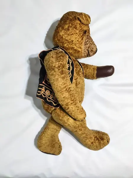 Foto de um(a) Teddy Bear Astracã, Década de 1950, da categoria de Bichos de pelúcia. Urso dos anos 1950 revestido de astracã com enchimento de palha, couro e com olhos de vidro. Uma peça colecionável. A: 76 cm... Mostrado de uma perspectiva diferente. Vendido no marketplace Trésors.
