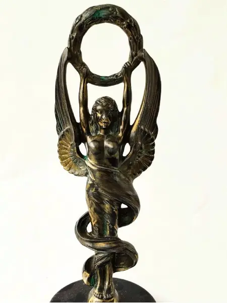 Foto de um(a) Escultura Anjo da Vitória, da categoria de Escultura. Escultura anjo da vitória com coroa de louro e base em granito, década de 1940. A: 34cm / L: 11cm D base: 12,5cm peso:... Mostrado de uma perspectiva diferente. Vendido no marketplace Trésors.