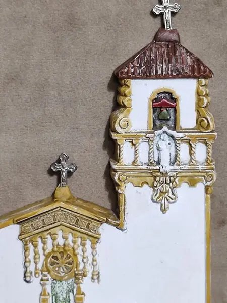 Foto de um(a) Fachada da Igreja Nossa Senhora do Brasil, Urca, Rio de Janeiro, Década de 1990, da categoria de Objetos de parede esculturais. Fachada da igreja nossa senhora do brasil, urca - rio de janeiro. Em gesso policromado com moldura em madeira e camurça... Mostrado de uma perspectiva diferente. Vendido no marketplace Trésors.