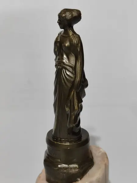 Foto de um(a) Escultura Helena de Troia, Década de 1970, da categoria de Escultura. Escultura Helena de Tróia em resina e base em mármore, ambos italianos. E acabamento em pátina bronze oxidada e envelhecida,... Mostrado de uma perspectiva diferente. Vendido no marketplace Trésors.