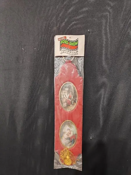 Foto de um(a) Peça Decorativa de Parede com Cenas Galante, Década de 1960, da categoria de Objetos de parede esculturais. Peça decorativa de parede ainda com a embalagem original, com gravuras galantes policromadas, em vinil e metal com tassel... Mostrado de uma perspectiva diferente. Vendido no marketplace Trésors.