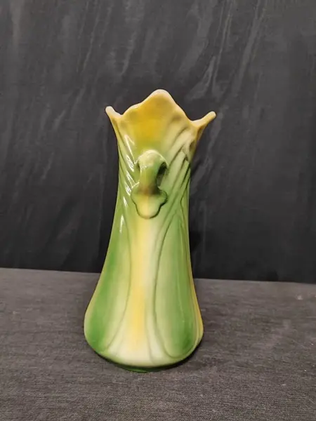 Foto de um(a) Vaso em Cerâmica Estilo Art Déco, Década de 1940, da categoria de Vasos. Vaso em cerâmica verde e amarela e pequenas alças, estilo art deco tardio lembrando folhas, anos 1940. Não apresenta marca... Mostrado de uma perspectiva diferente. Vendido no marketplace Trésors.