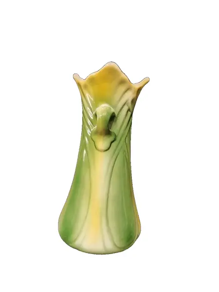 Foto de um(a) Vaso em Cerâmica Estilo Art Déco, Década de 1940, da categoria de Vasos. Vaso em cerâmica verde e amarela e pequenas alças, estilo art deco tardio lembrando folhas, anos 1940. Não apresenta marca... Vendido no marketplace Trésors.