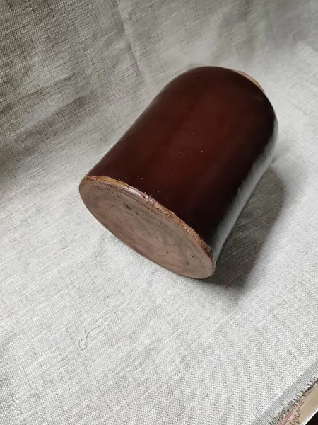 Foto de um(a) Pote de Gres Alemão, Década de 1940, da categoria de Garrafas, potes e jarros. Pote de gres alemao na cor marrom com capacidade para 7 1/2 litros de armazenamento, década de 1940. A: 28,5 cm / Diâmetro... Mostrado de uma perspectiva diferente. Vendido no marketplace Trésors.