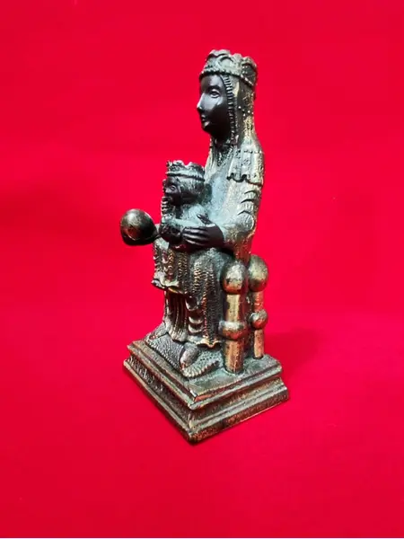 Foto de um(a) Imagem Santa Maria de Monte Serrat, Década de 1980, da categoria de Objetos religiosos e espirituais. Imagem da santa maria de montserrat em latão oxidado, comprado no majestoso santuário em barcelona na década de 1980.... Mostrado de uma perspectiva diferente. Vendido no marketplace Trésors.