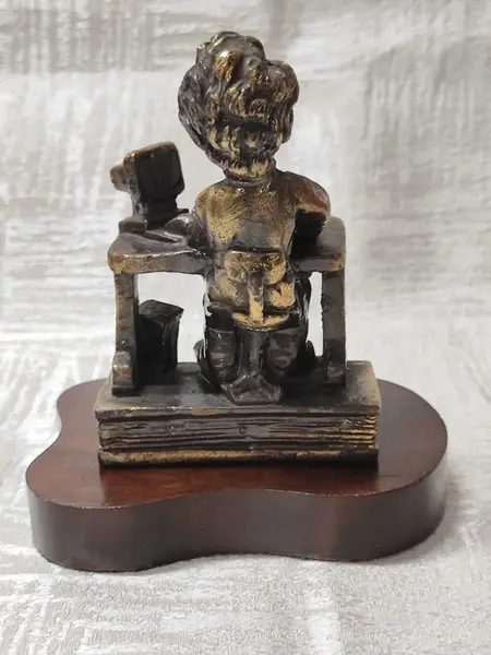 Foto de um(a) Escultura em Resina Com Banho de Latão, Década de 1990, da categoria de Escultura. Escultura de mesa de resina com banho de latão envelhecido, base orgânica em madeira de imbuia. Bem comum nos anos 1990 e o... Mostrado de uma perspectiva diferente. Vendido no marketplace Trésors.