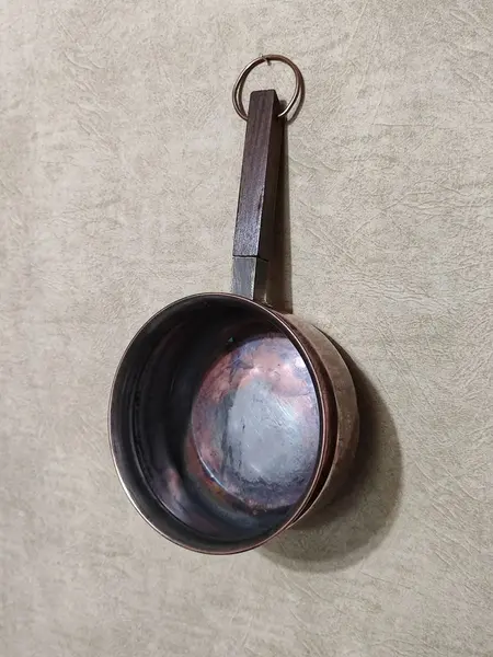 Foto de um(a) Panela em Cobre e Madeira, Arcol, Década de 1990, da categoria de Panelas. Panela de cobre com cabo de madeira e alça em cobre, da marca arcol, década de 1990. A: 9 cm Diâmetro: 16,5 cm Cabo: 15 cm... Mostrado de uma perspectiva diferente. Vendido no marketplace Trésors.