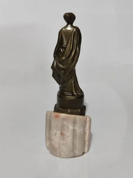 Foto de um(a) Escultura Helena de Troia, Década de 1970, da categoria de Escultura. Escultura Helena de Tróia em resina e base em mármore, ambos italianos. E acabamento em pátina bronze oxidada e envelhecida,... Mostrado de uma perspectiva diferente. Vendido no marketplace Trésors.