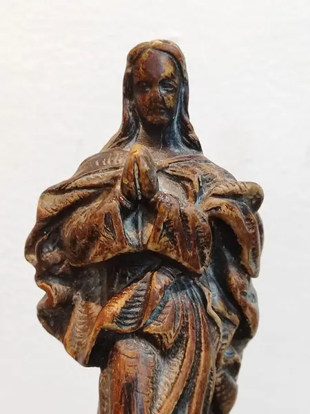 Foto de um(a) Imagem Nossa Senhora da Conceição, Década de 1970, da categoria de Objetos religiosos e espirituais. Imagem nossa senhora da conceição: reprodução em gesso com patina estilo madeira envelhecida, com base em relevo circundada... Mostrado de uma perspectiva diferente. Vendido no marketplace Trésors.