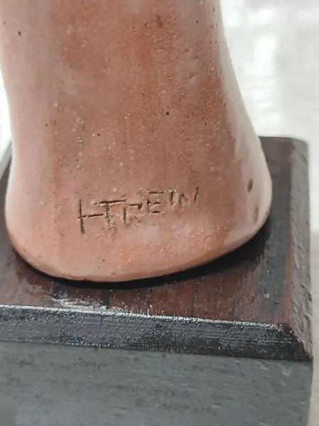 Foto de um(a) Escultura Mulher em Movimento em Terracota e Madeira, Década de 1990, da categoria de Escultura. Escultura em terracota com base de madeira, representando uma mulher en novimento. Apresenta assinatura do artista, década... Mostrado de uma perspectiva diferente. Vendido no marketplace Trésors.