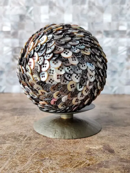 Foto de um(a) Bola Madrepérolas, Década de 1960, da categoria de Outros objetos decorativos. Bola revestida com botões em madrepérola dos anos 1960 com base em latão e patina bronze. Diâmetro: 10,7 cm peso: 397 g. Mostrado de uma perspectiva diferente. Vendido no marketplace Trésors.