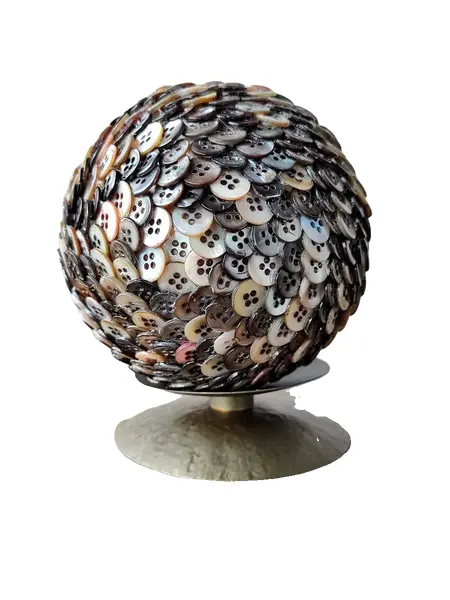 Foto de um(a) Bola Madrepérolas, Década de 1960, da categoria de Outros objetos decorativos. Bola revestida com botões em madrepérola dos anos 1960 com base em latão e patina bronze. Diâmetro: 10,7 cm peso: 397 g. Vendido no marketplace Trésors.