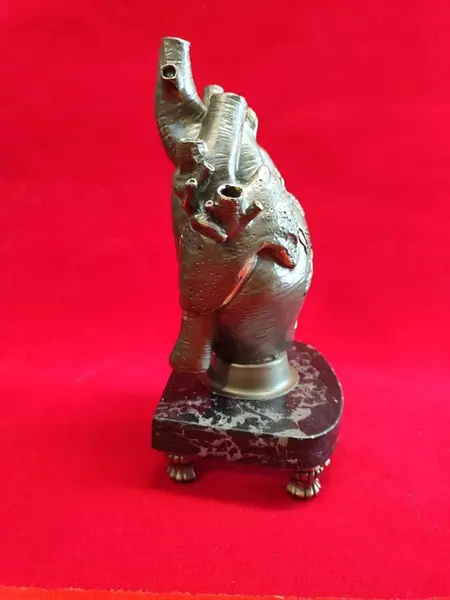 Foto de um(a) Escultura Heart, Peça Única, Década de 2000, da categoria de Escultura. Escultura heart: escultura coração anatômico em resina com pátina bronze, base em granito preto e pés de latão, década de... Mostrado de uma perspectiva diferente. Vendido no marketplace Trésors.