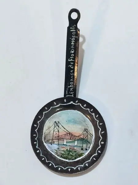 Foto de um(a) Mini Frigideira em Ferro. Hercilio Luz, Florianópolis, Década de 1960, da categoria de Panelas. Pequena frigideira em ferro com desenho da ponte hercílio luz. Lembrança de florianópolis dos anos 1960. Vendida nas bancas... Mostrado de uma perspectiva diferente. Vendido no marketplace Trésors.