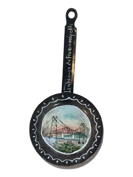 Foto de um(a) Mini Frigideira em Ferro. Hercilio Luz, Florianópolis, Década de 1960, da categoria de Panelas. Pequena frigideira em ferro com desenho da ponte hercílio luz. Lembrança de florianópolis dos anos 1960. Vendida nas bancas... Vendido no marketplace Trésors.