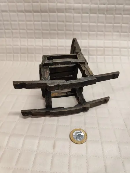 Foto de um(a) Miniatura de Cadeira de Balanço, Década de 2000, da categoria de Modelos e estatuetas. Miniatura de cadeira de balanço feita com prendedores de roupas, anilinado de imbuia e envelhecido, década de 2000. A: 18 cm... Mostrado de uma perspectiva diferente. Vendido no marketplace Trésors.