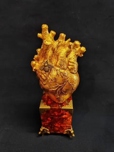 Foto de um(a) Escultura Coração, Peça Única, Anos 2000, da categoria de Escultura. Escultura coração: em resina folhada a ouro e envelhecida, detalhe da abelha em latão oxidado, base em acrílico âmbar com... Mostrado de uma perspectiva diferente. Vendido no marketplace Trésors.