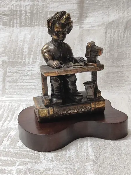 Foto de um(a) Escultura em Resina Com Banho de Latão, Década de 1990, da categoria de Escultura. Escultura de mesa de resina com banho de latão envelhecido, base orgânica em madeira de imbuia. Bem comum nos anos 1990 e o... Mostrado de uma perspectiva diferente. Vendido no marketplace Trésors.