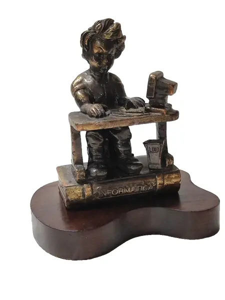 Foto de um(a) Escultura em Resina Com Banho de Latão, Década de 1990, da categoria de Escultura. Escultura de mesa de resina com banho de latão envelhecido, base orgânica em madeira de imbuia. Bem comum nos anos 1990 e o... Vendido no marketplace Trésors.