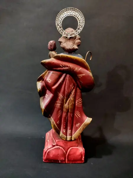 Foto de um(a) Imagem São José de Botas 80'S, da categoria de Objetos religiosos e espirituais. São josé de botas esculpido em madeira policromada com menino jesus móvel e com linda panagem e esplendor prateado, década... Mostrado de uma perspectiva diferente. Vendido no marketplace Trésors.