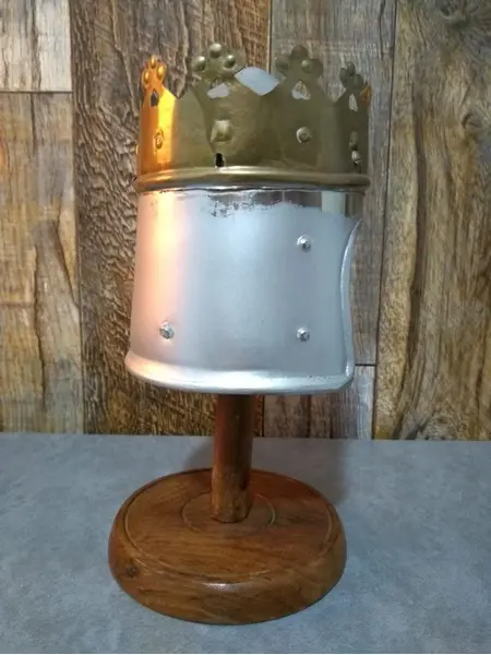 Foto de um(a) Elmo Design, da categoria de Escultura. Elmo em alumínio e coroa em latão oxidado base em madeira. peça única pelo designer marcelus ribas A: 17cm Peso: 270g. Mostrado de uma perspectiva diferente. Vendido no marketplace Trésors.