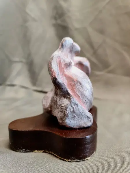 Foto de um(a) Escultura em Terracota Gestação, Década de 1990, da categoria de Escultura. Escultura gestação em terracota: base em imbuia com forma orgânica, decada de 1990, não apresenta assinatura do autor. A:... Mostrado de uma perspectiva diferente. Vendido no marketplace Trésors.