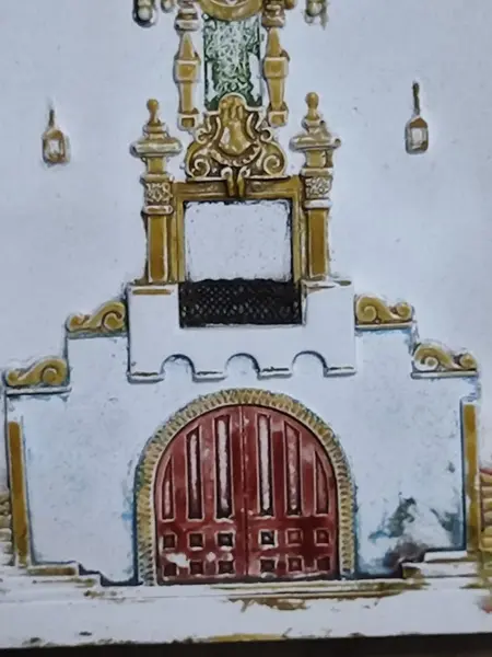Foto de um(a) Fachada da Igreja Nossa Senhora do Brasil, Urca, Rio de Janeiro, Década de 1990, da categoria de Objetos de parede esculturais. Fachada da igreja nossa senhora do brasil, urca - rio de janeiro. Em gesso policromado com moldura em madeira e camurça... Mostrado de uma perspectiva diferente. Vendido no marketplace Trésors.