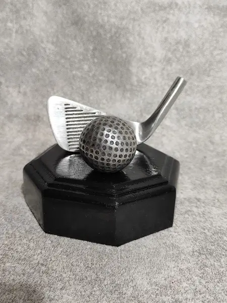 Foto de um(a) Escultura Golfe em Alumínio Fundido, Década 2015, da categoria de Modelos e estatuetas. Escultura de mesa com taco e bola de golfe em alumínio fundido e oxidado, base em madeira oitavada ebanizada. Procedência... Mostrado de uma perspectiva diferente. Vendido no marketplace Trésors.