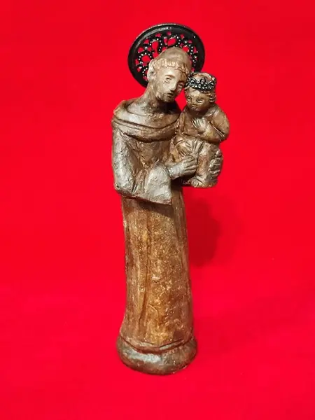 Foto de um(a) Imagem de Santo Antônio, Porto Seguro - Bahia, Década de 1980, da categoria de Objetos religiosos e espirituais. Imagem de santo antônio em terracota. Esplendor e coroa em metal. Com descrição do artesão e como todas as obras do autor,... Mostrado de uma perspectiva diferente. Vendido no marketplace Trésors.
