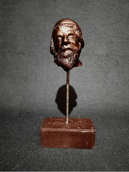 Foto de um(a) Fragmento Rosto Masculino, da categoria de Escultura. Fragmento de escultura de um rosto masculino em gesso com acabamento em bronze envelhecido e base em madeira e couro... Mostrado de uma perspectiva diferente. Vendido no marketplace Trésors.