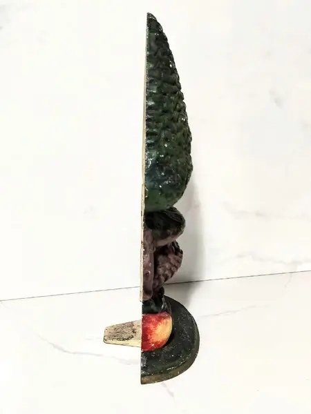 Foto de um(a) Peso de Porta Alemão 70'S, da categoria de Outros objetos decorativos. Peso de porta em ferro policromado, década de 1970, procedência alemã. A: 30 cm / L: 14,5 cm / P: 8,5 cm Peso: 1,340 kg. Mostrado de uma perspectiva diferente. Vendido no marketplace Trésors.