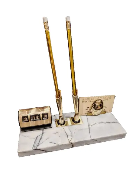 Foto de um(a) Porta Caneta, Porta Cartões e Calendário Analógico, Década de 1970, da categoria de Kit organizador de escritório. Porta caneta, porta cartões e calendário analógico da década de 1970: base em mármore branco com acessórios em dourado. Não... Vendido no marketplace Trésors.