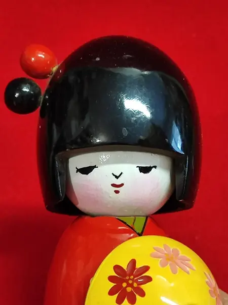 Foto de um(a) Boneca Japonesa Koneshi, Lembrança Dos Anos 1990, da categoria de Bonecas. Boneca japonesa kokeshi, feita em madeira policromada. Típica da região de tohoku. Antes era apenas uma boneca para crianças... Mostrado de uma perspectiva diferente. Vendido no marketplace Trésors.