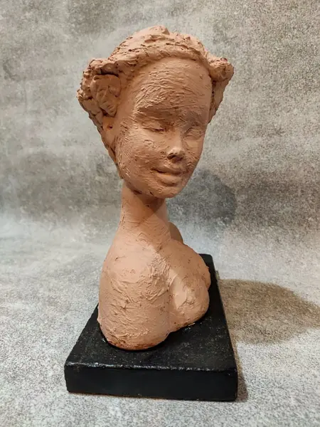 Foto de um(a) Busto Feminino anos 2000, da categoria de Escultura. Busto feminino em técnica mista com pátina terracota e base em granito ebanizado, década de 2000 peça única pelo designer... Mostrado de uma perspectiva diferente. Vendido no marketplace Trésors.