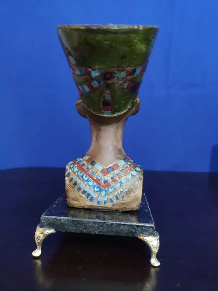 Foto de um(a) Escultura Nefertiti em resina anos 80, da categoria de Escultura. Escultura em resina policromada de Nefertiti com base em granito e pés em metal dourado, década de 1980 (a base é atual)... Mostrado de uma perspectiva diferente. Vendido no marketplace Trésors.