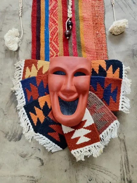Foto de um(a) Tapeçaria de Parede em Kilim, Madeira e Cerâmica. Peça Única., da categoria de Tapeçaria. Tapeçaria de parede em kilim, madeira e cerâmica, década de 1980 peça única pelo designer marcelus ribas. A: 75 cm / L: 45... Mostrado de uma perspectiva diferente. Vendido no marketplace Trésors.