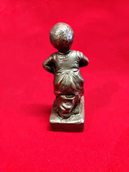 Foto de um(a) Pequena Escultura Menino em Antimônio, Década de 1940, da categoria de Escultura. Pequena escultura de mesa em antimônio com pátina bronze, decada de 1940. A: 13,5 cm L: 6 cm P: 4 cm Base: 5,8 x 5 cm Peso:... Mostrado de uma perspectiva diferente. Vendido no marketplace Trésors.