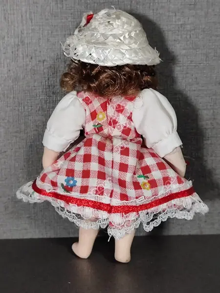 Foto de um(a) Bonequinha de Porcelana, Década de 1990, da categoria de Bonecas. Pequena boneca de porcelana com vestimentas original. Peça colecionável dos anos 1990. A: 12,5 cm L: 5 cm P: 3,5 cm peso:... Mostrado de uma perspectiva diferente. Vendido no marketplace Trésors.