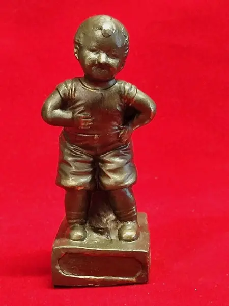 Foto de um(a) Pequena Escultura Menino em Antimônio, Década de 1940, da categoria de Escultura. Pequena escultura de mesa em antimônio com pátina bronze, decada de 1940. A: 13,5 cm L: 6 cm P: 4 cm Base: 5,8 x 5 cm Peso:... Mostrado de uma perspectiva diferente. Vendido no marketplace Trésors.