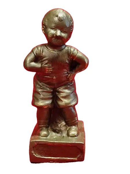 Foto de um(a) Pequena Escultura Menino em Antimônio, Década de 1940, da categoria de Escultura. Pequena escultura de mesa em antimônio com pátina bronze, decada de 1940. A: 13,5 cm L: 6 cm P: 4 cm Base: 5,8 x 5 cm Peso:... Vendido no marketplace Trésors.
