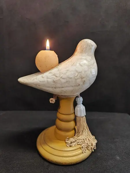 Foto de um(a) Pomba em Cerâmica e Madeira, Década de 2000, da categoria de Modelos e estatuetas. Pomba de cerâmica craquelada na cor bege e base em madeira torneada na cor mostarda, tassel bege com porcelana, década de... Mostrado de uma perspectiva diferente. Vendido no marketplace Trésors.
